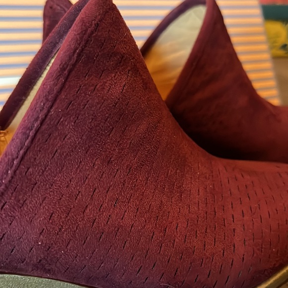 New in box size 7 Wine suede booties - Picture 4 of 11